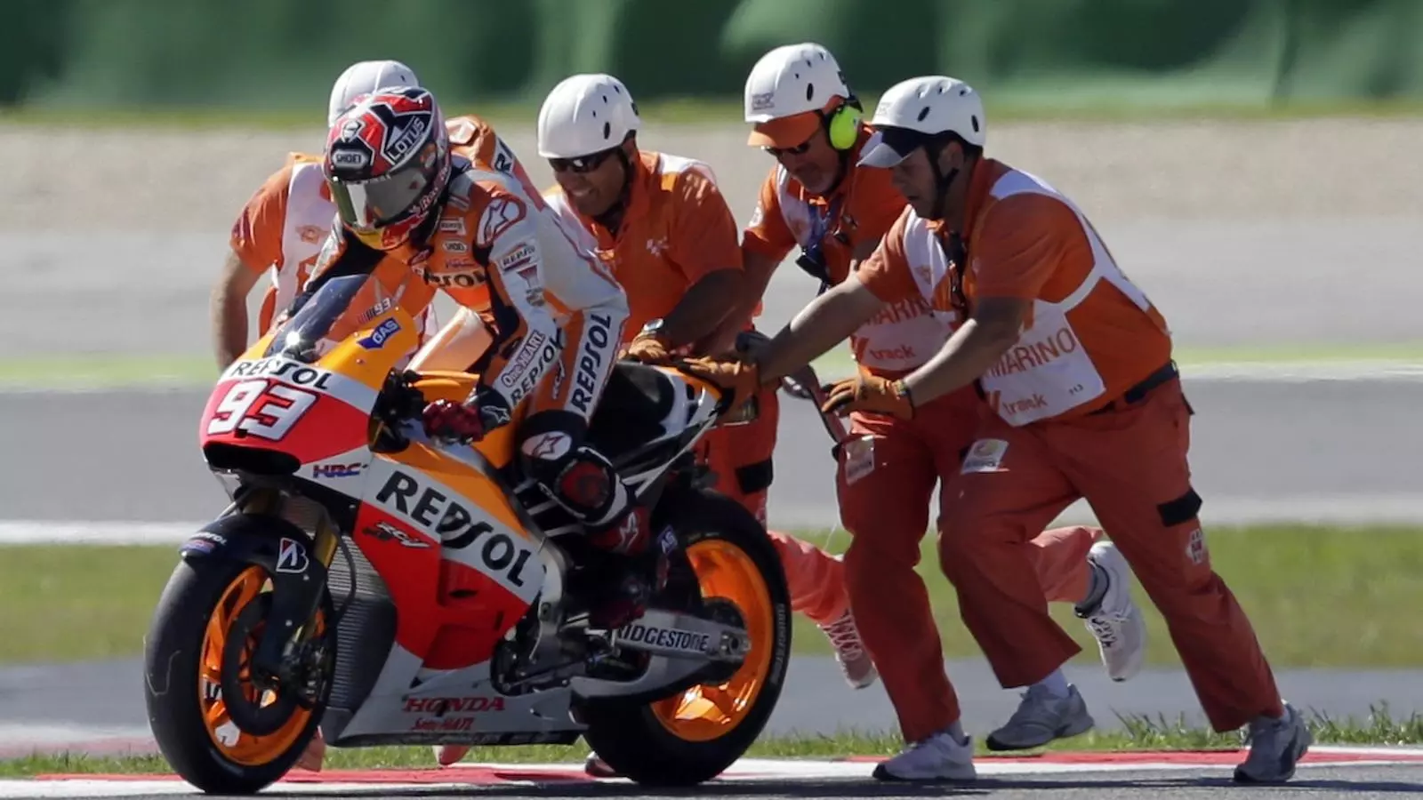 Marc Márquez ha caigut i s'ha quedat sense puntuar a Misano / MAX ROSSI / REUTERS
