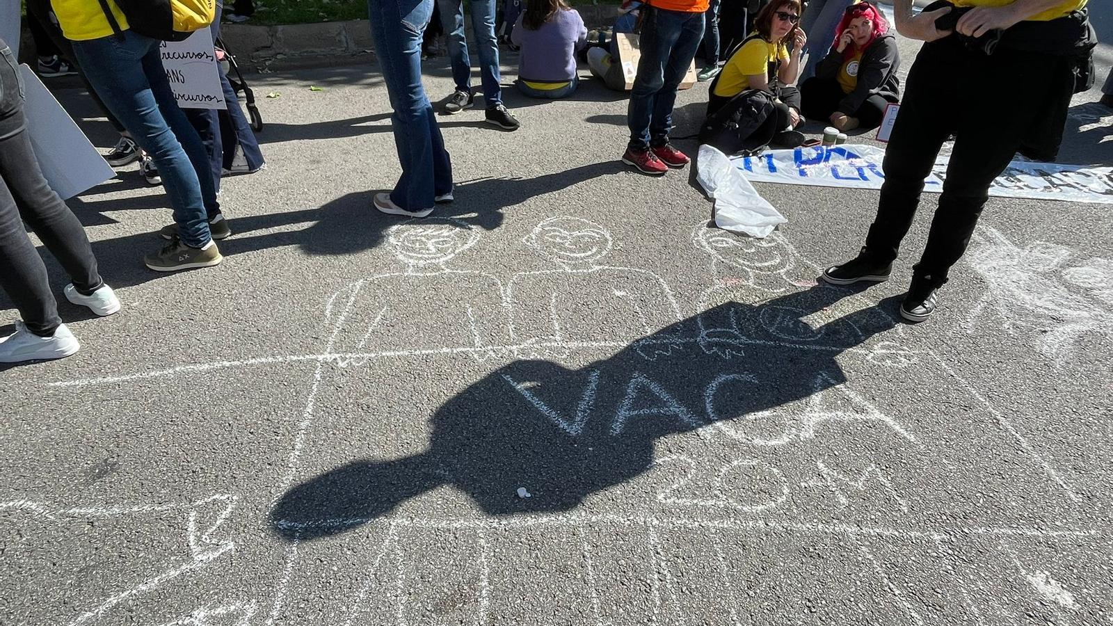 Drawing made with chalk by striking teachers on Diagonal Avenue in Barcelona