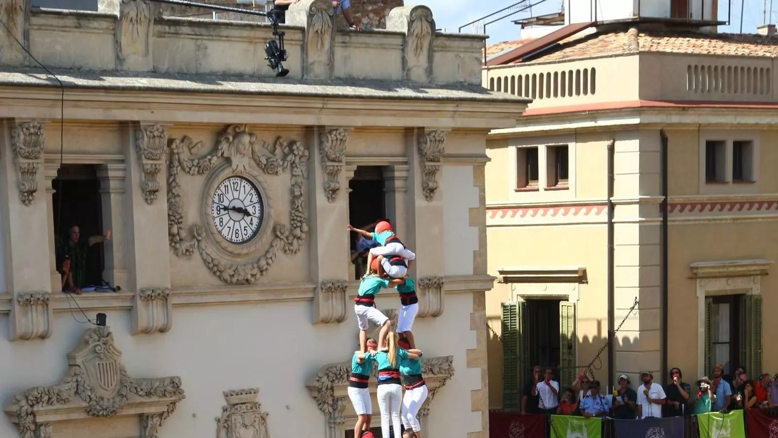 Els Castellers de Vilafranca coronen el tres de deu amb folre i manilles / TJERK VAN DER MEULEN