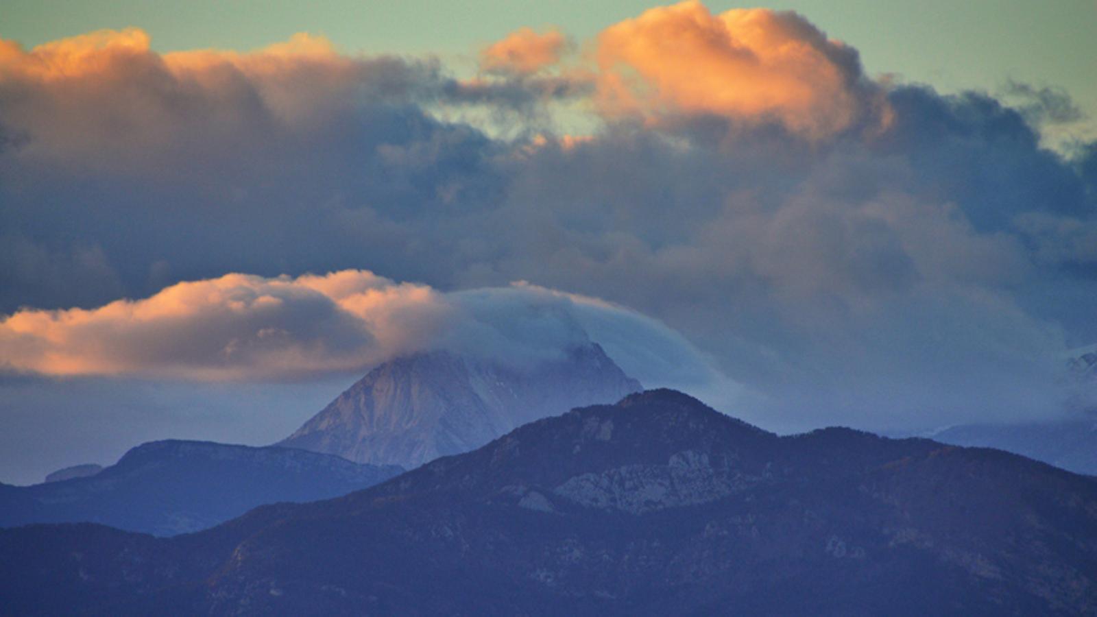El Pedraforca amb un barret de núvols ahir a la tarda. JOSEP MARTÍNEZ
