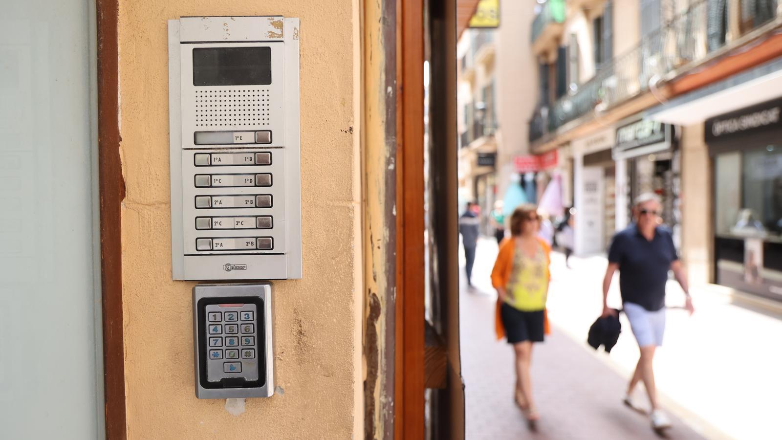 La entrada de un alquiler turístico ilegal en Palma.