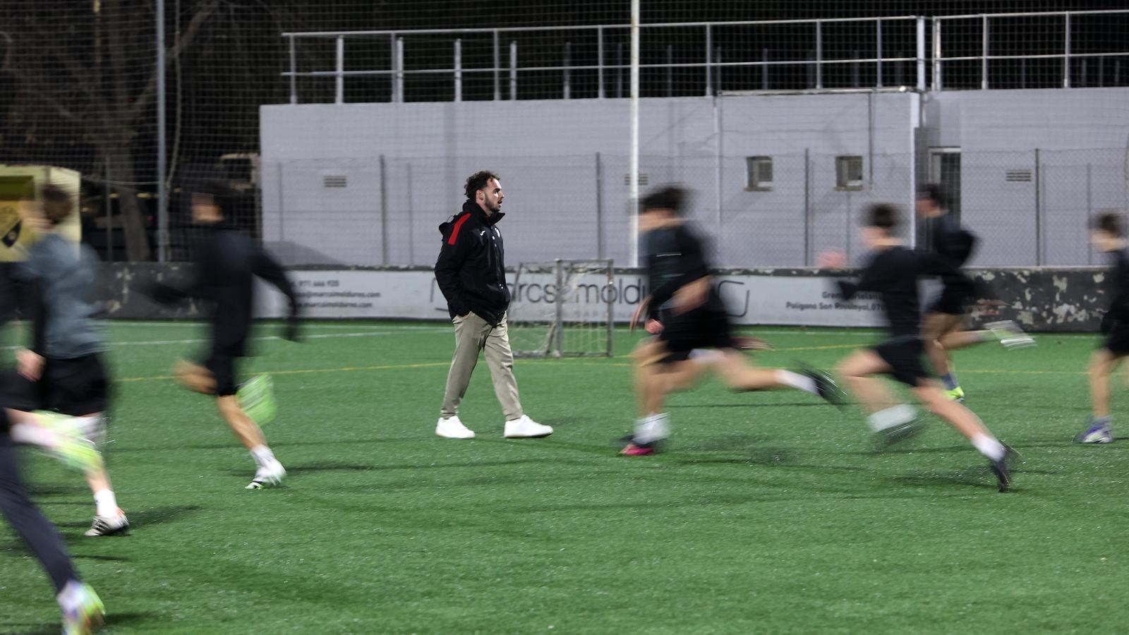 Un entrenamiento de fútbol base en Son Sardina.
