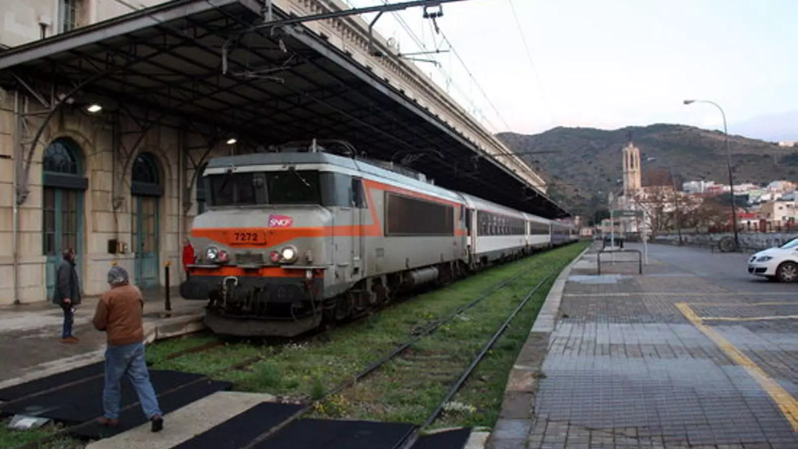 Imatge del l'últim tren nocturn en la seva arribada a Portbou