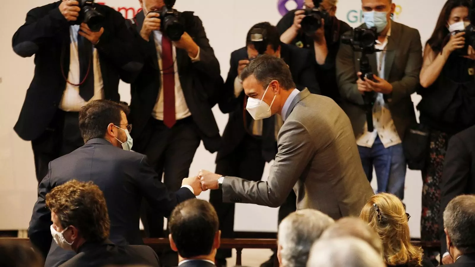El presidente de la Generalitat, Pere Aragonès, y el del gobierno español, Pedro Sánchez, se saludan antes del acto.