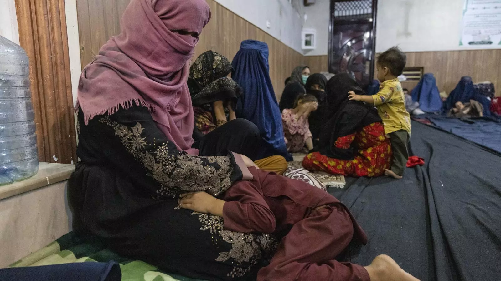 Dones i nens desplaçats de Kunduz, a un campament de Kabul