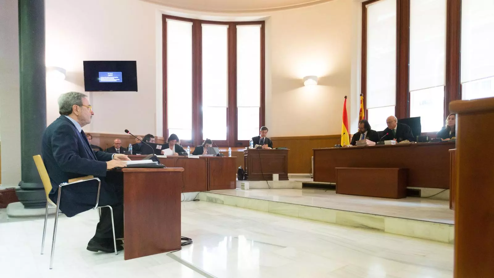 Narcís Serra responent a les preguntes de la fiscalia des del banc dels acusats a l'Audiència de Barcelona