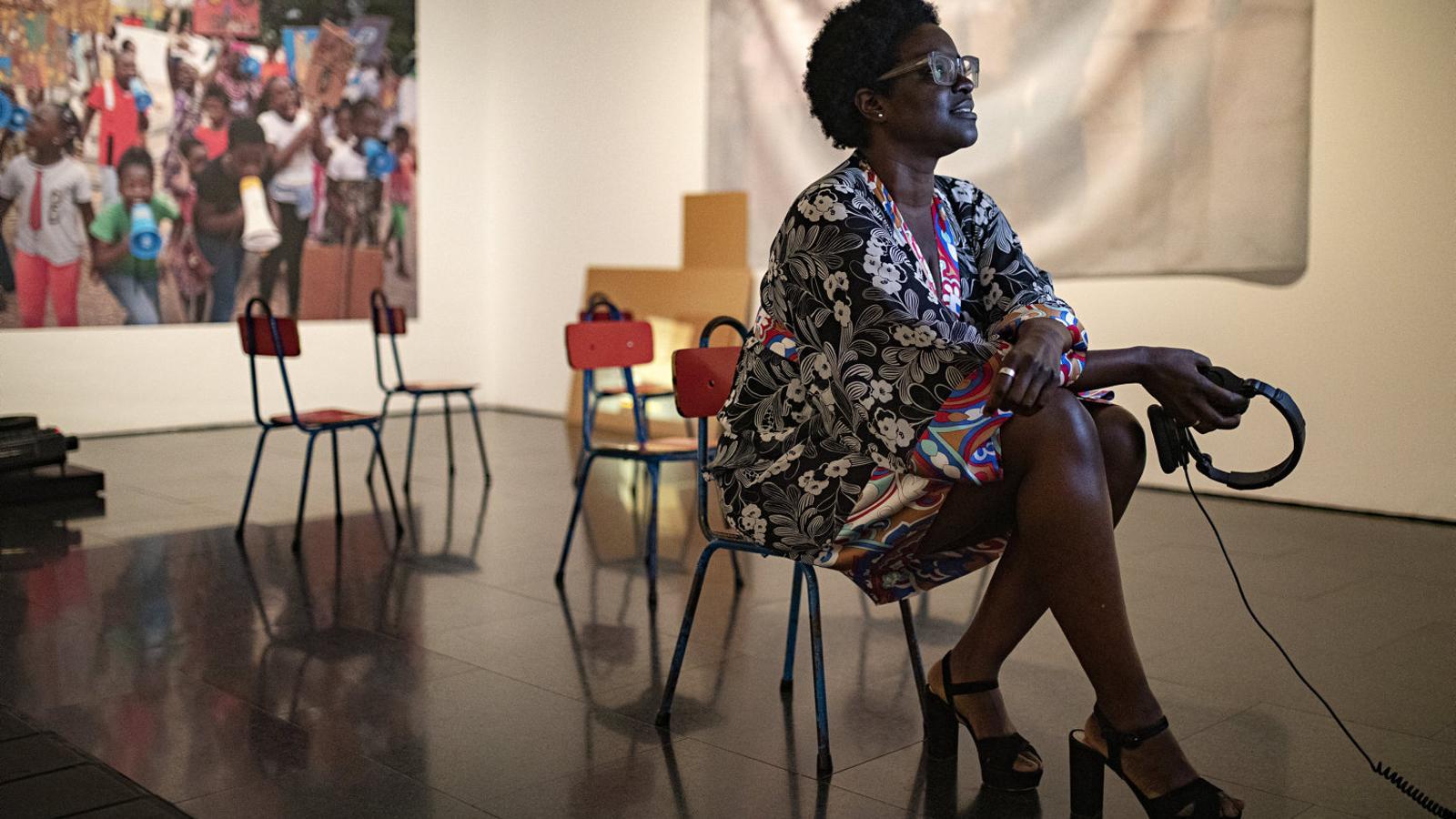 Elvira Dyangani Ose con la obra de Ivan Argote ¡Activísimo!