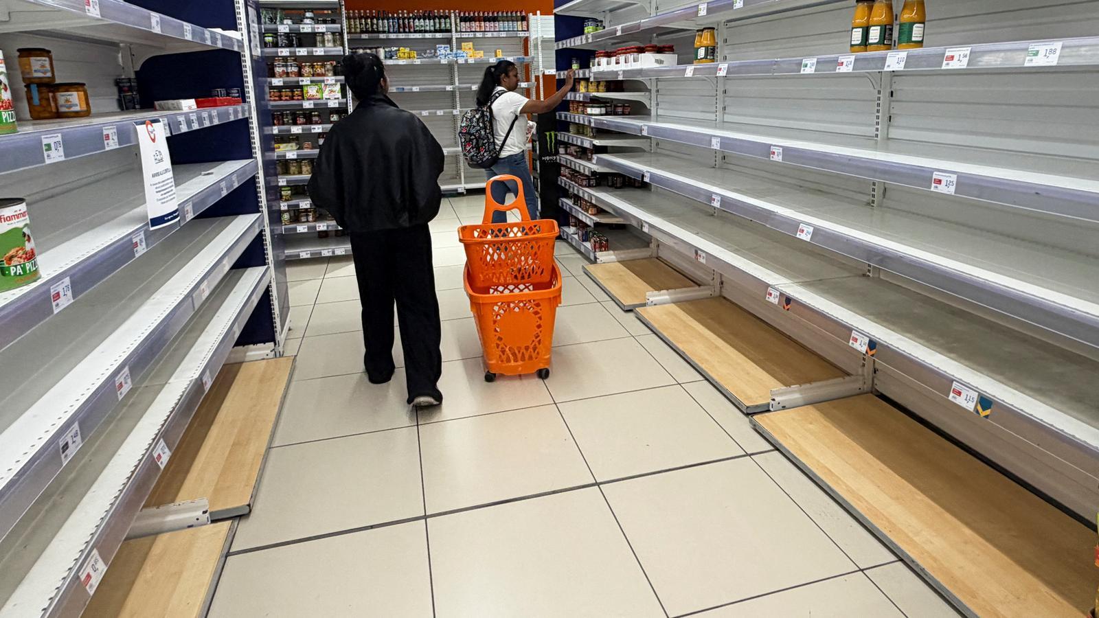 The truck drivers' strike in the south of Italy leads to scenarios of food shortages in many supermarkets in the area.