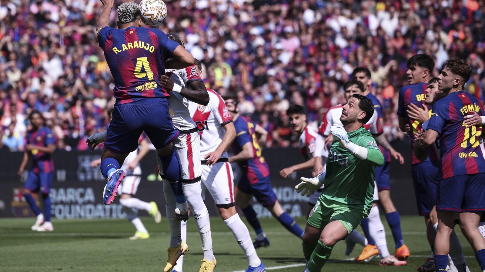 Ronald Araujo en el remate del primer tanto del Barça ante el Rayo Vallecano