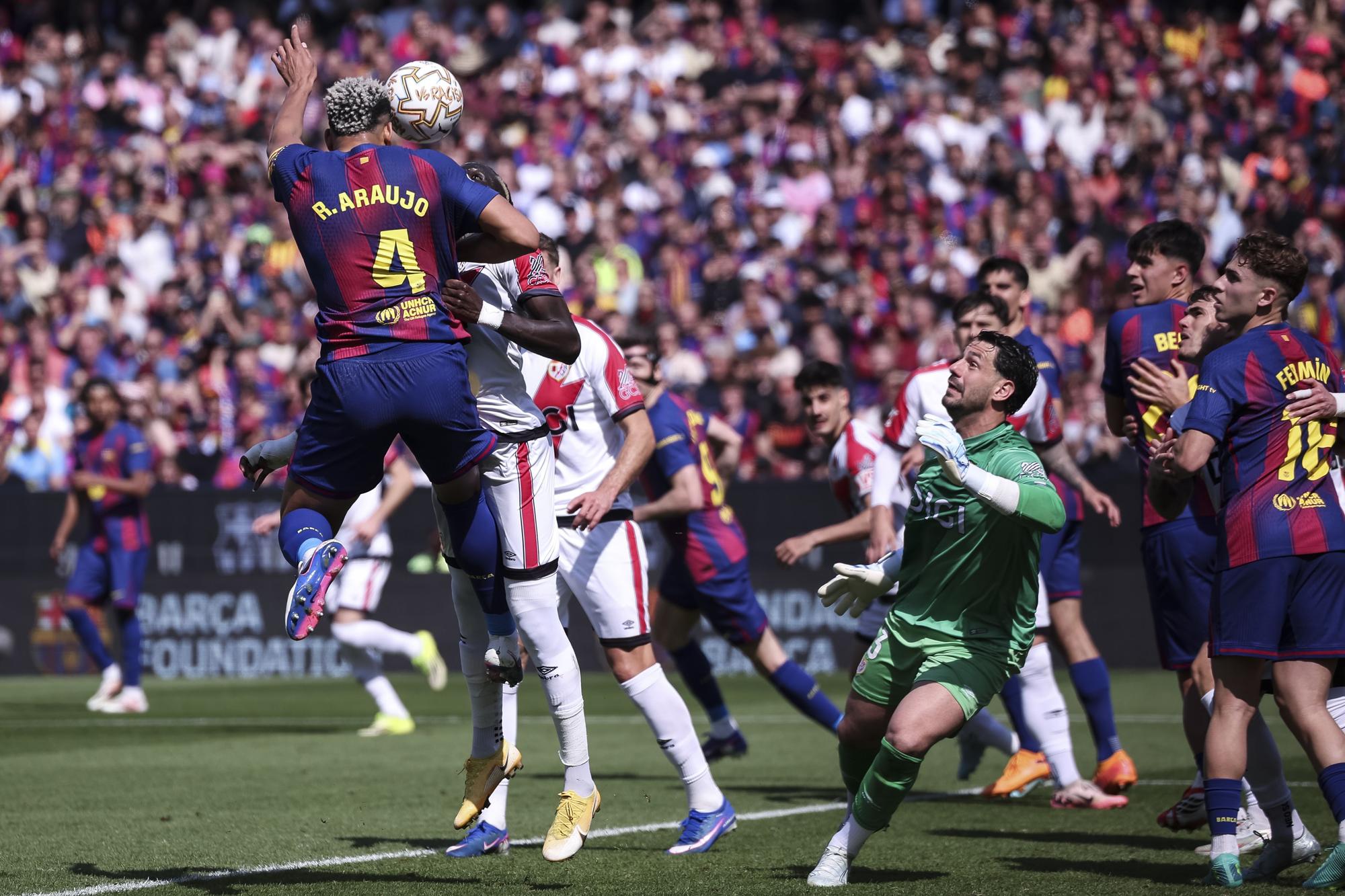 Ronald Araujo en la rematada del primer gol del Barça contra el Rayo Vallecano