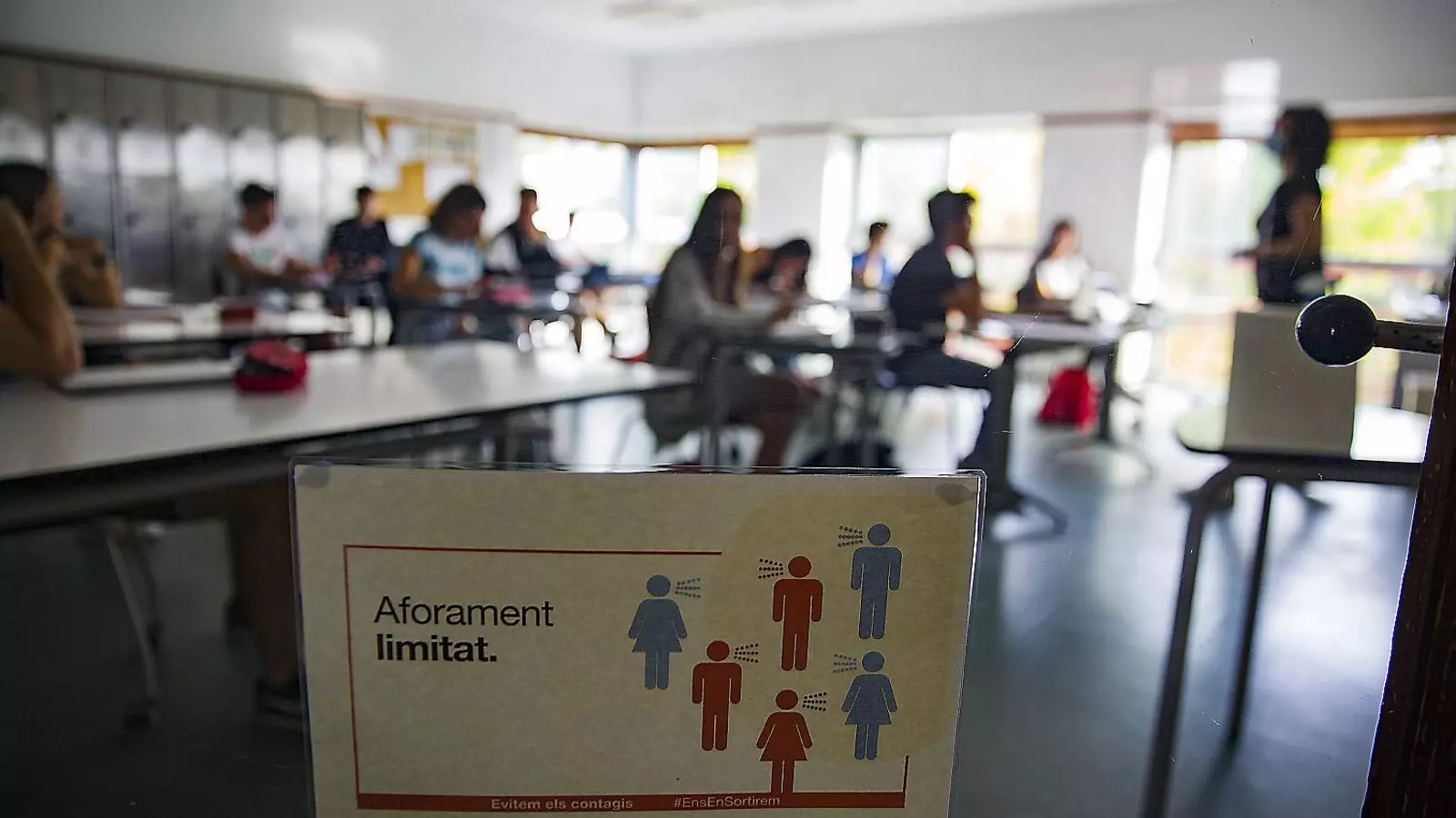 Alumnes de l’Escola Garbí a Esplugues de Llobregat fent classe amb les restriccions de distància durant la pandèmia.