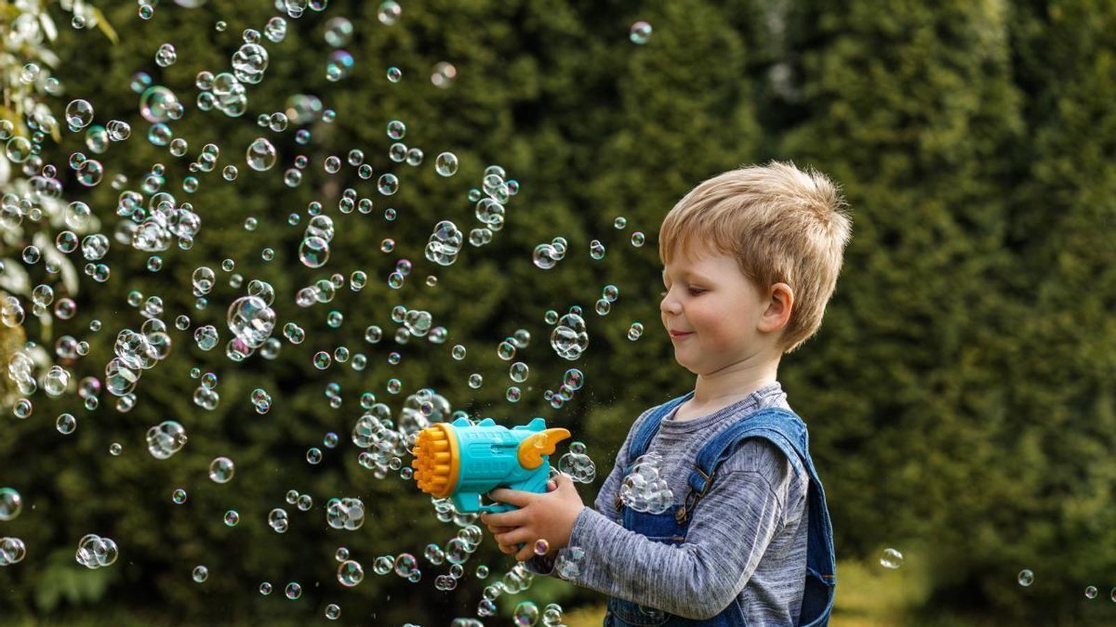 Un niño juega con burbujas de jabón