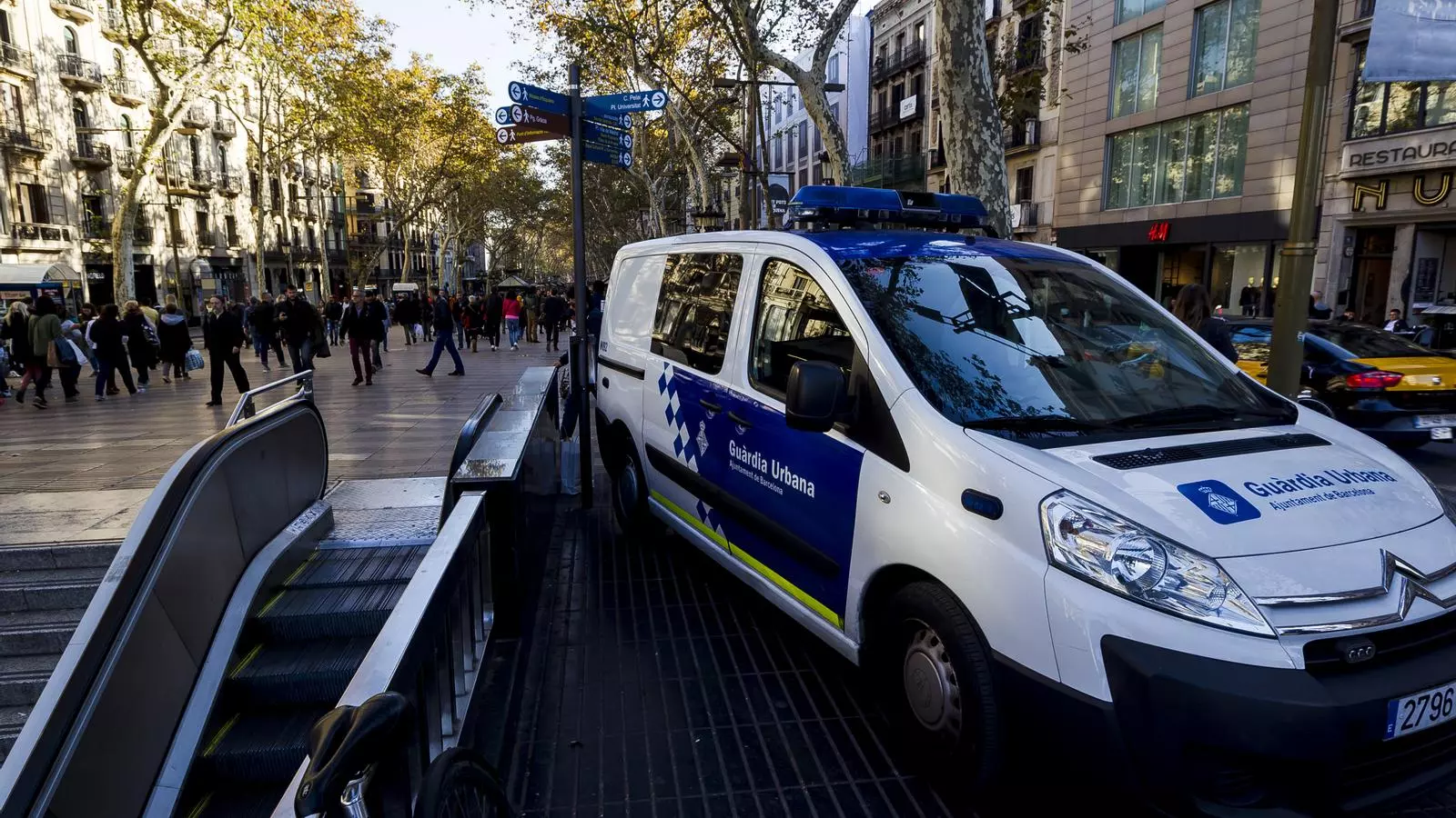 Vehicle de la Guàrdia Urbana a la Rambla de Barcelona en una imatge d'arxiu