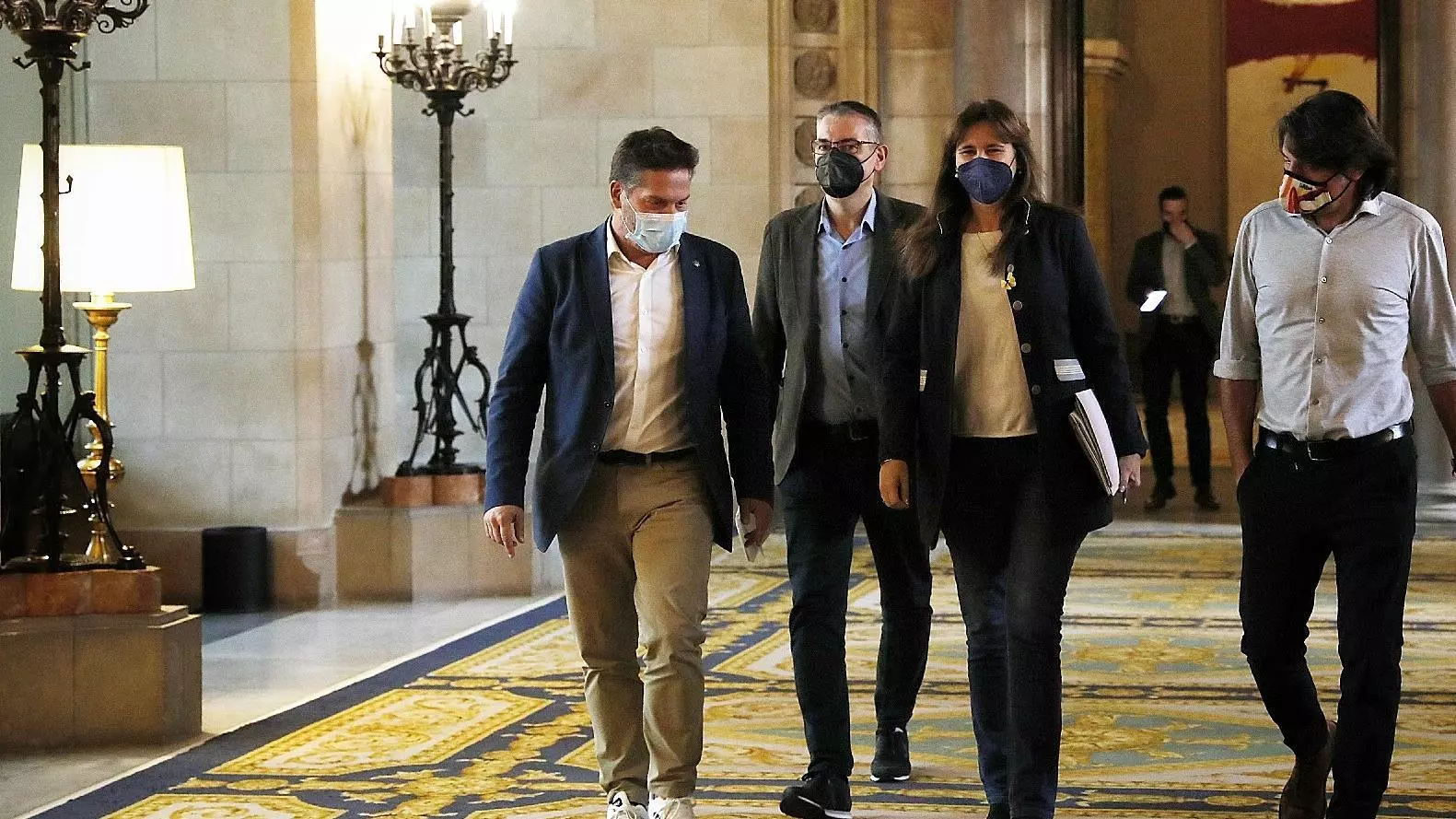 La presidenta del Parlament, Laura Borràs, al costat de diversos col·laboradors abans de la reunió de la Junta de Portaveus de dimarts 18/01/2022
