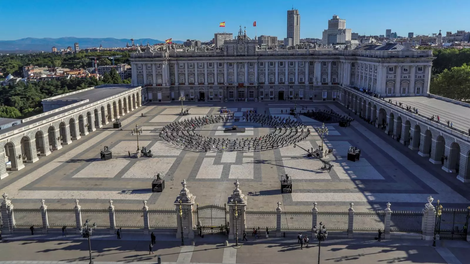 El pati d'armes del Palau Reial de Madrid durant l'homenatge d'estat a les víctimes del coronavirus.