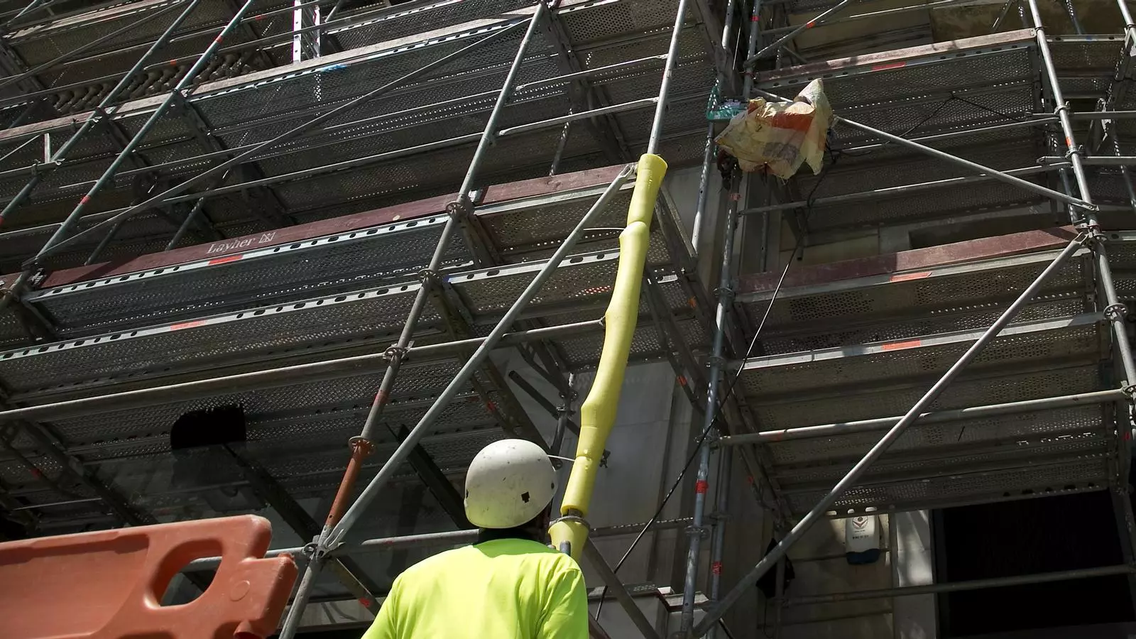 Imatge d'un edifici en rehabilitació a Barcelona