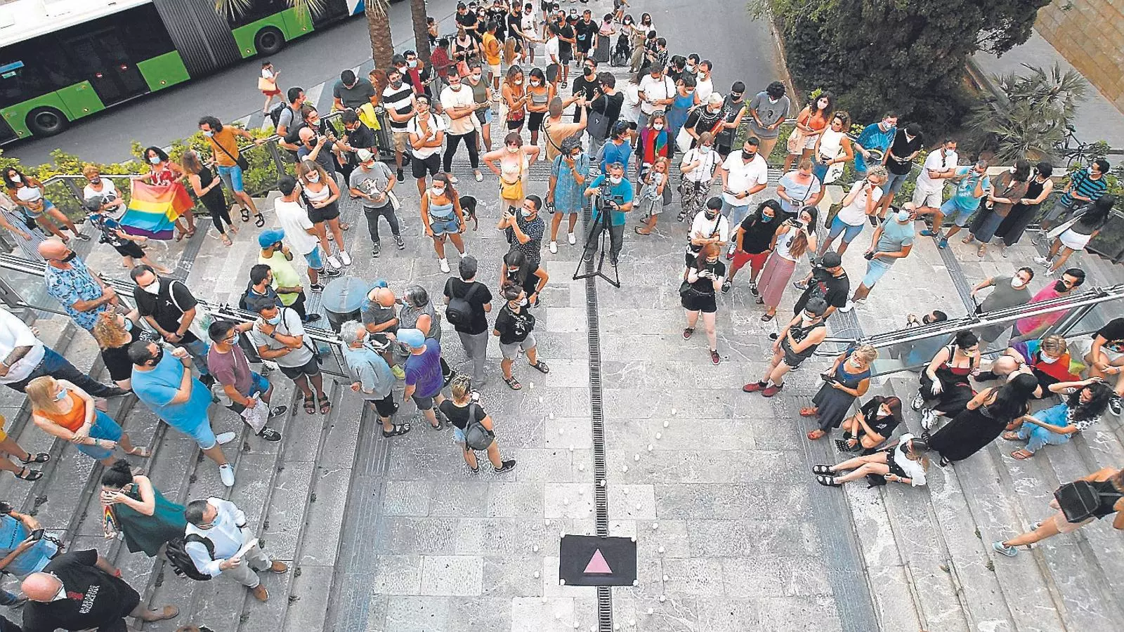 Centenars de persones es varen concentrar a Palma dilluns en senyal de protesta contra l'assassinat de Samuel.