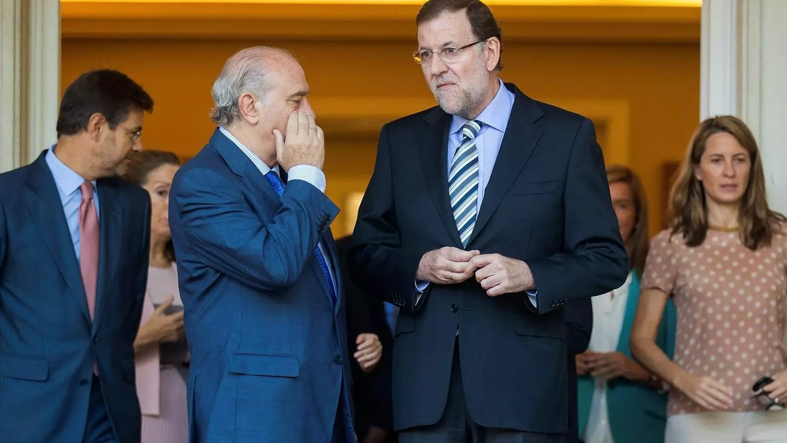 ASSENYALATS ABANS DEL 26-J Les converses publicades ahir impliquen Rajoy en l’esprint final de campanya.