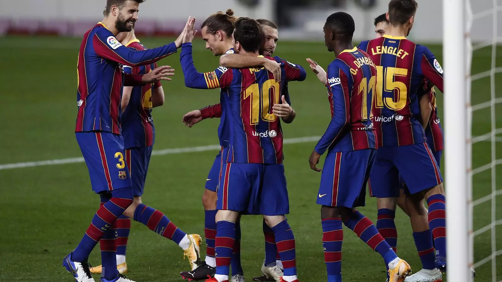 Els jugadors del Barça celebrant un dels gols de Messi contra el Betis