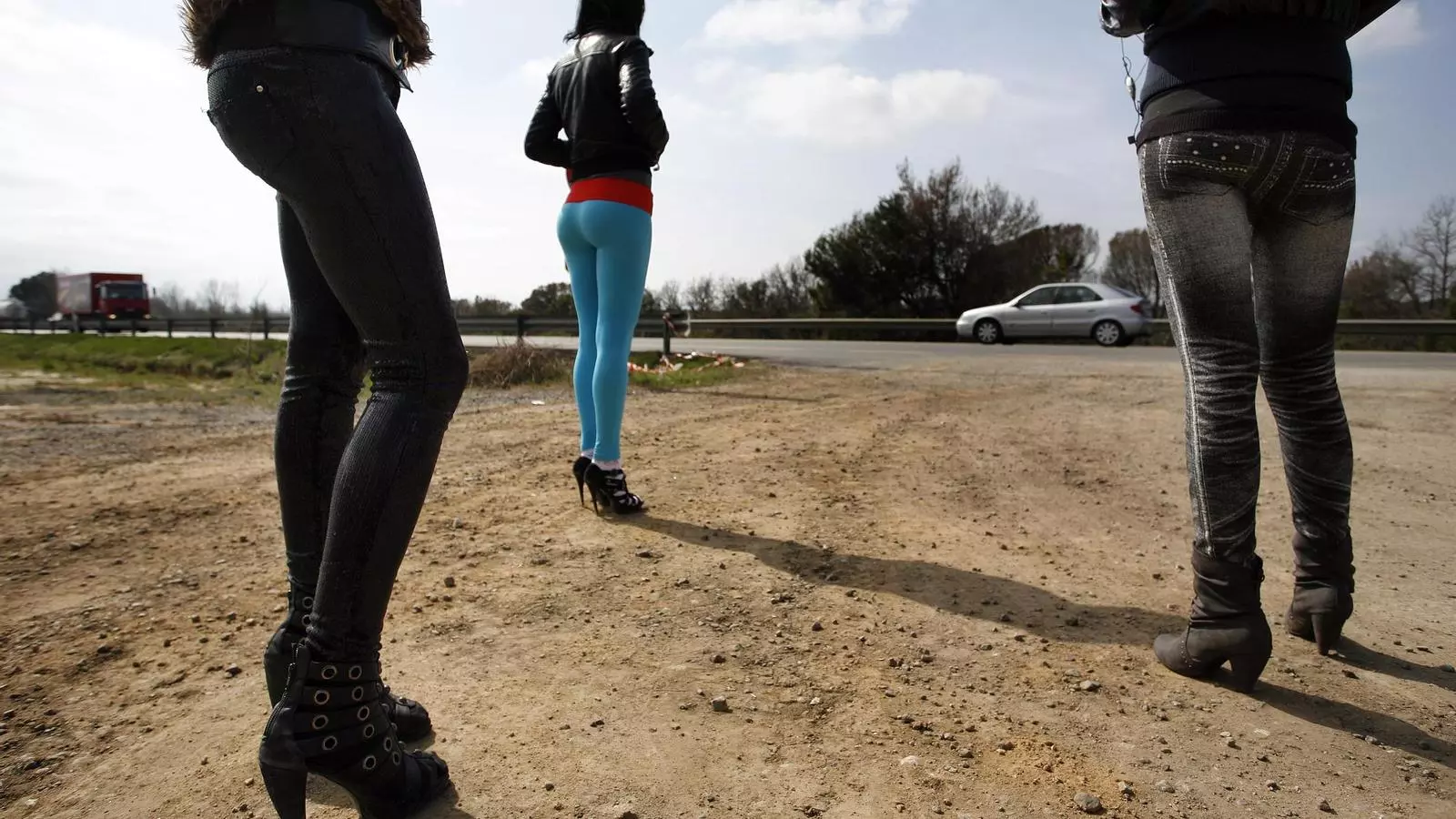 Prostitutes a peu de la N-II al matí.