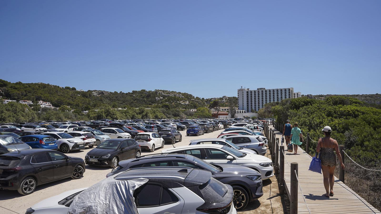 Vista del aparcamiento de la playa de Son Bou este mes de julio.