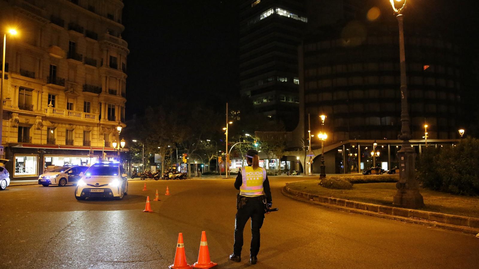 Control de la Guàrdia Urbana a la plaça Francesc Macià de Barcelona, buida a la mitjanit