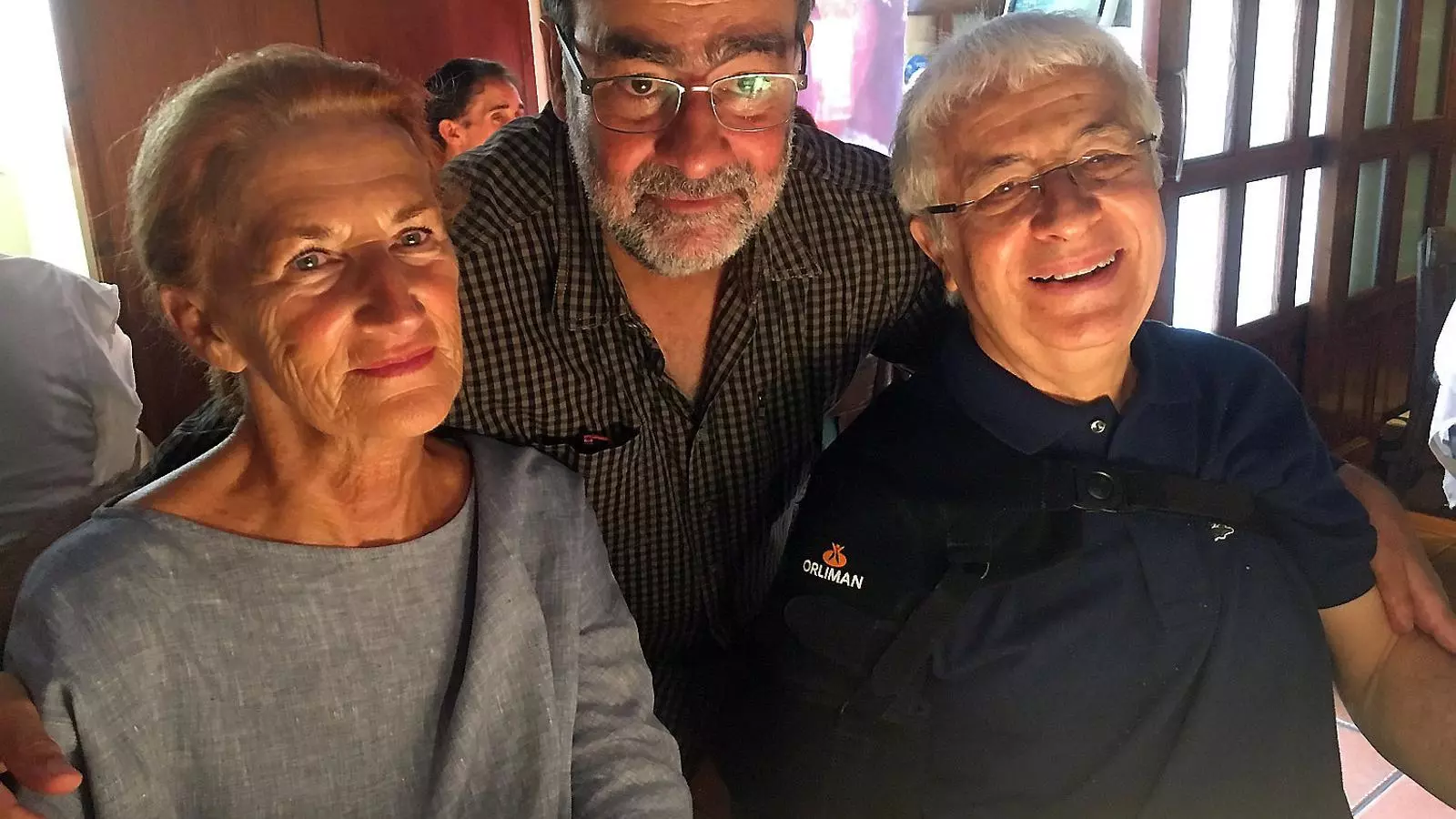 Chantal Grande i David Balsells, amb Joan Fontcuberta abraçant-los.