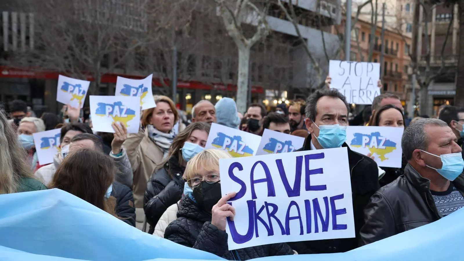 Mig miler de persones es concentren a Palma per demanar als governs que intervenguin en el conflicte russoucraïnès.