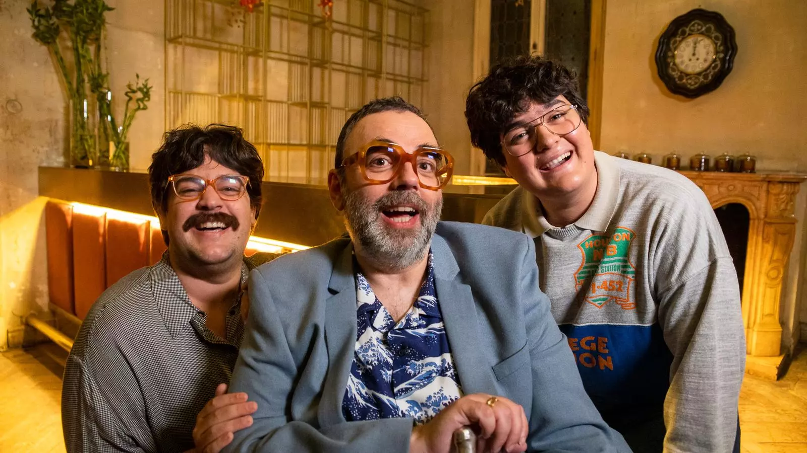 Bob Pop entre els actors que l'interpreten a 'Maricón perdido': Carlos González i Gabriel Sánchez
