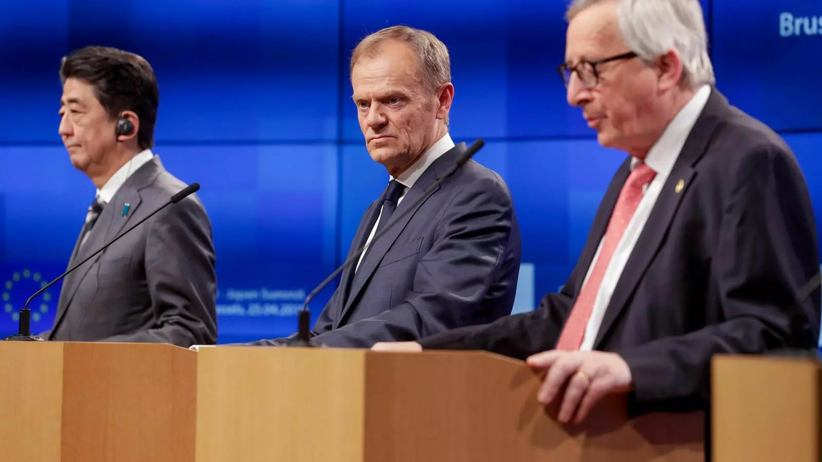 El primer ministre del Japó, Shinzo Abe, el president del Consell Europeu, Donald Tusk, i el president de la Comissió Europea, Jean-Claude Juncker