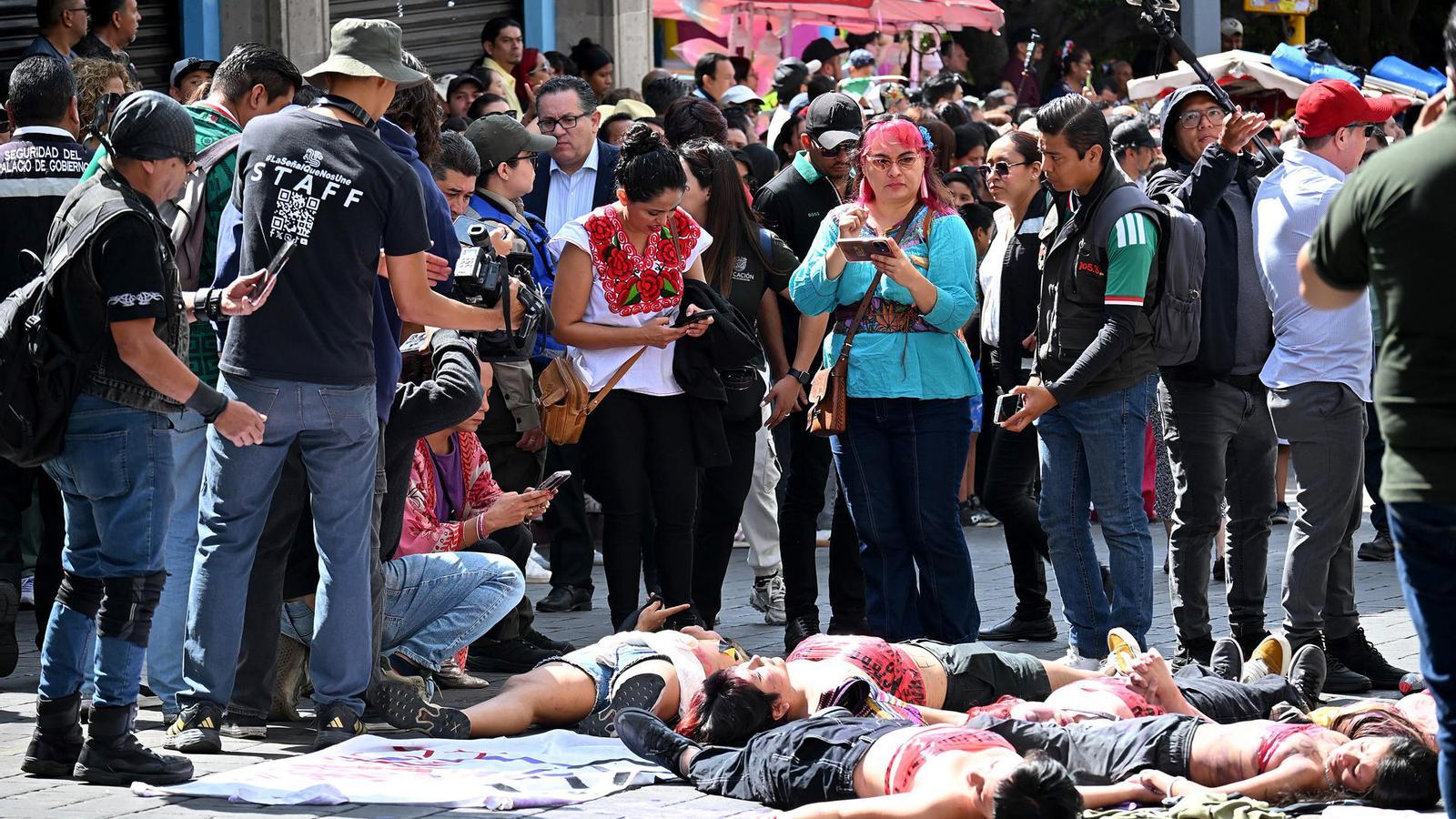 Several people protesting against the murder of Claudia Tacoronte during the parade for Mexico's Independence Day in the town of Cuernavaca in Morelos.