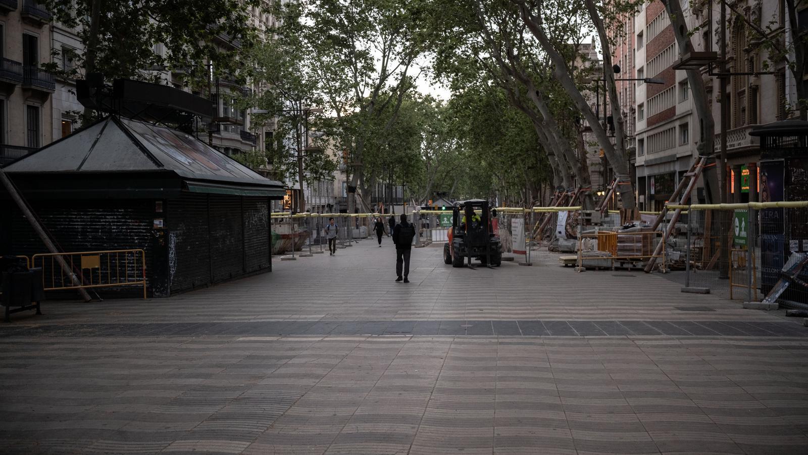 Imagen inusual para Sant Jordi, con la Rambla de Barcelona completamente vacía, por las obras