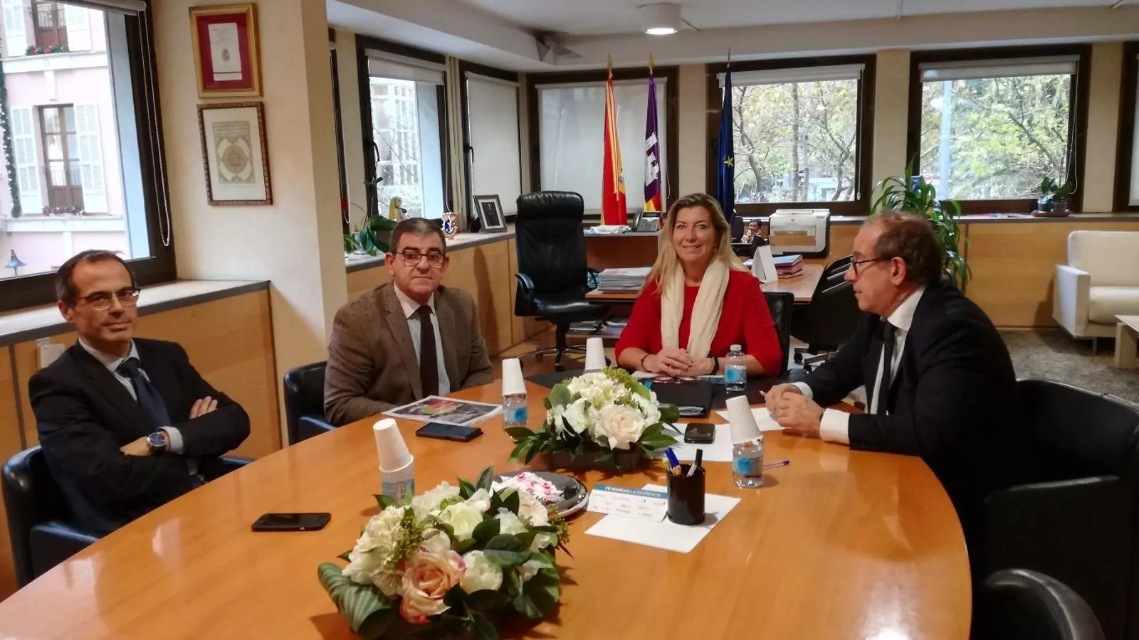 La consellera de Salut, Patricia Gómez, acompanyada pel director general del Servei de Salut, Juli Fuster, i el gerent de l’Hospital Son Llàtzer, Francisco Marí, s’ha reunit avui amb José Luis Aguilar, president del Comitè Organitzador.