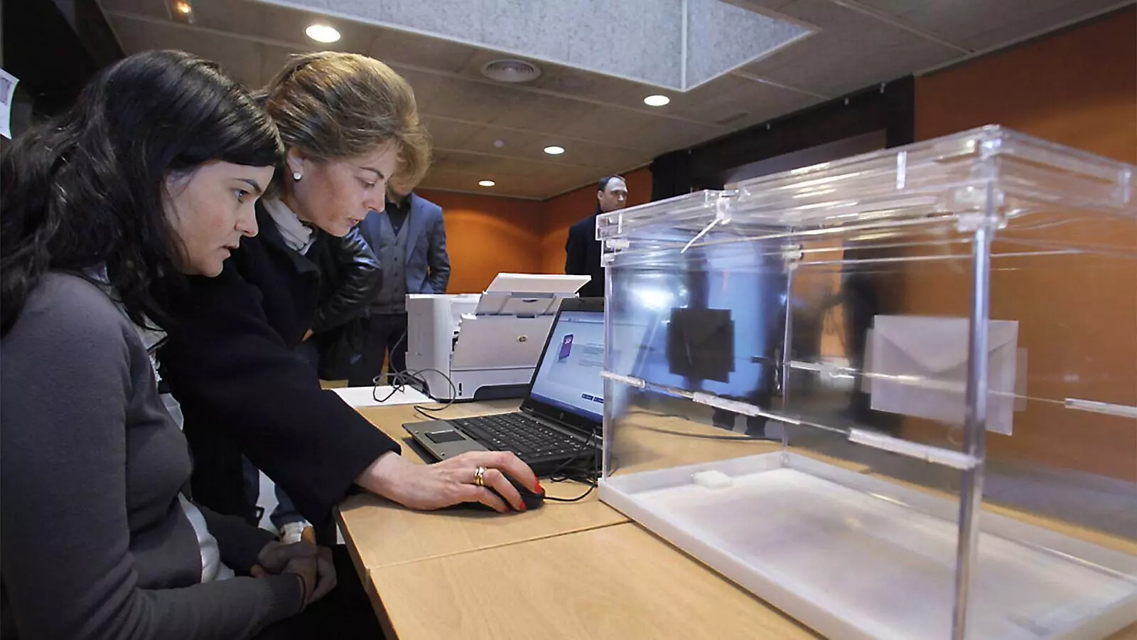 Les urnes que fabricaven les empreses que es van presentar al concurs eren semblants a aquestes, que són les del 9-N.