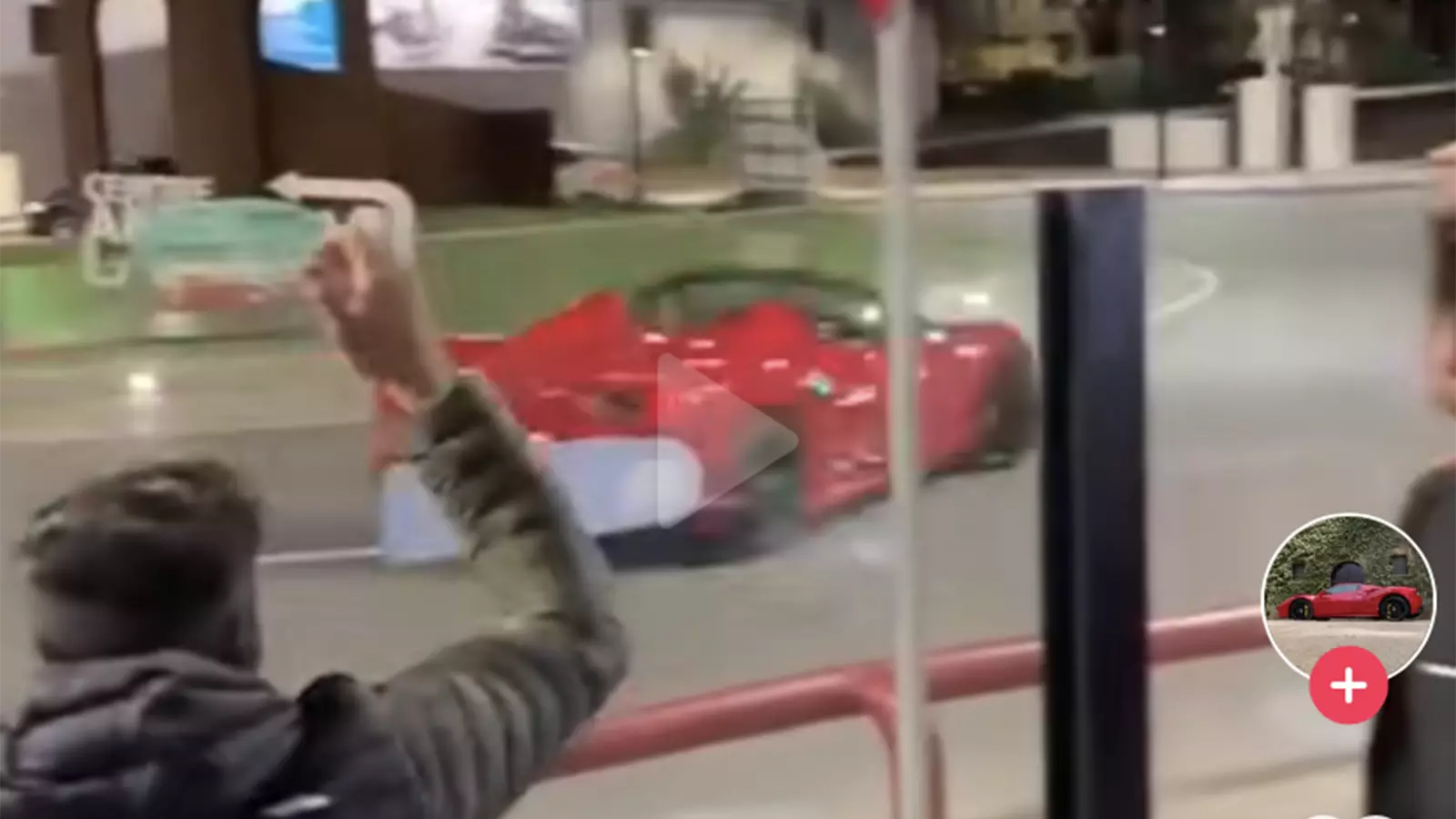 Una de les acrobàcies del conductor del Ferrari pel centre d'Andorra.