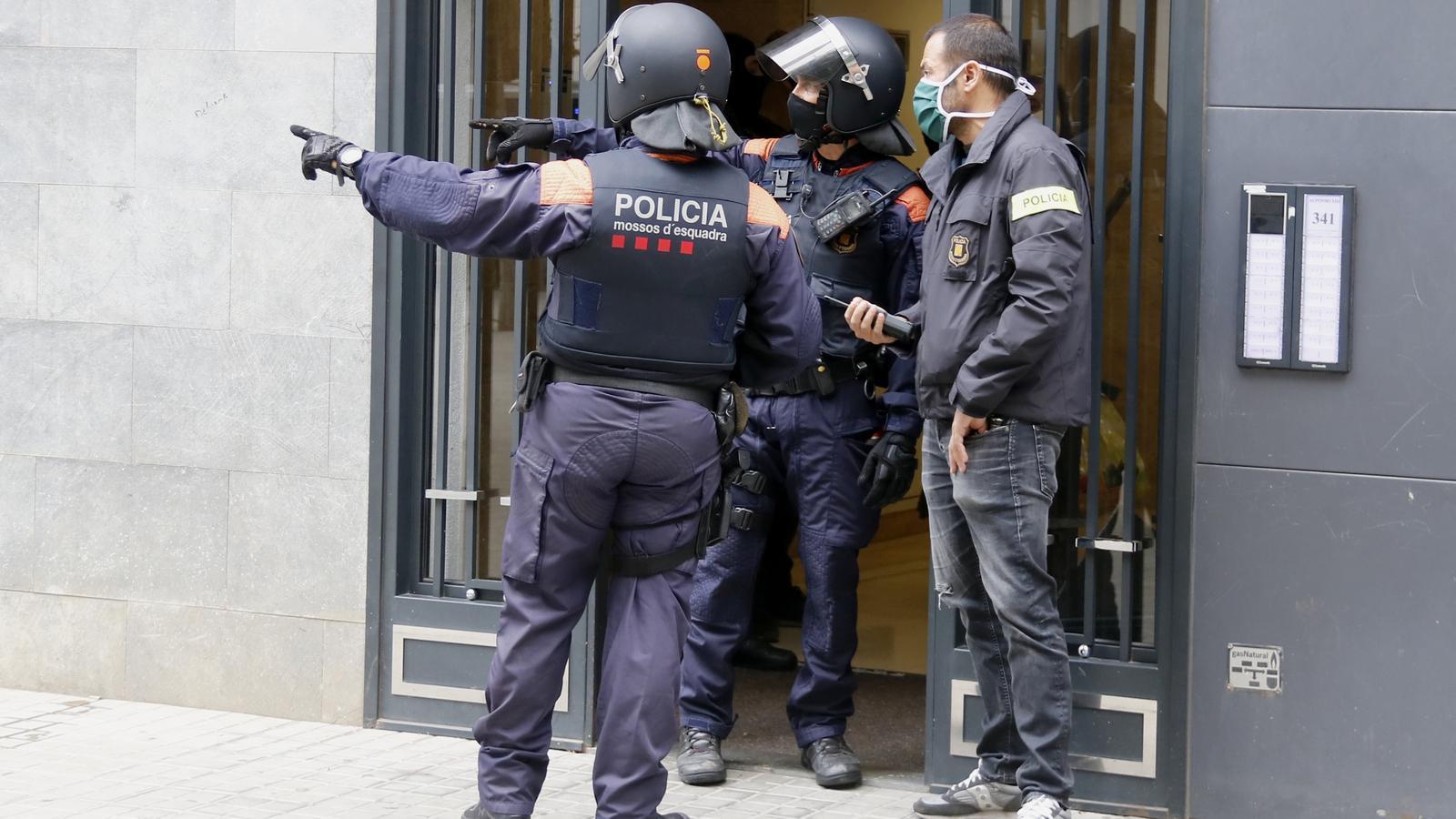 Un dels immobles que els Mossos han escorcollat durant el dispositiu a Badalona