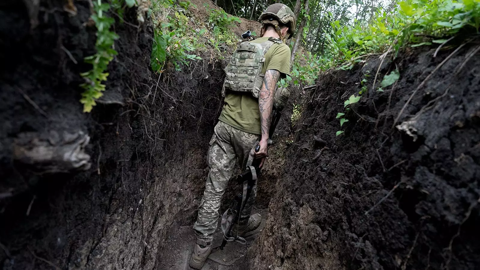 Un soldado recorre las trincheras de la guerra que enfrenta Ucrania y Rusia.
