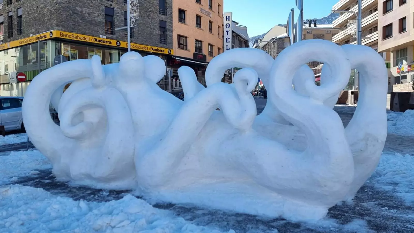 L'escultura de neu finalitzada.