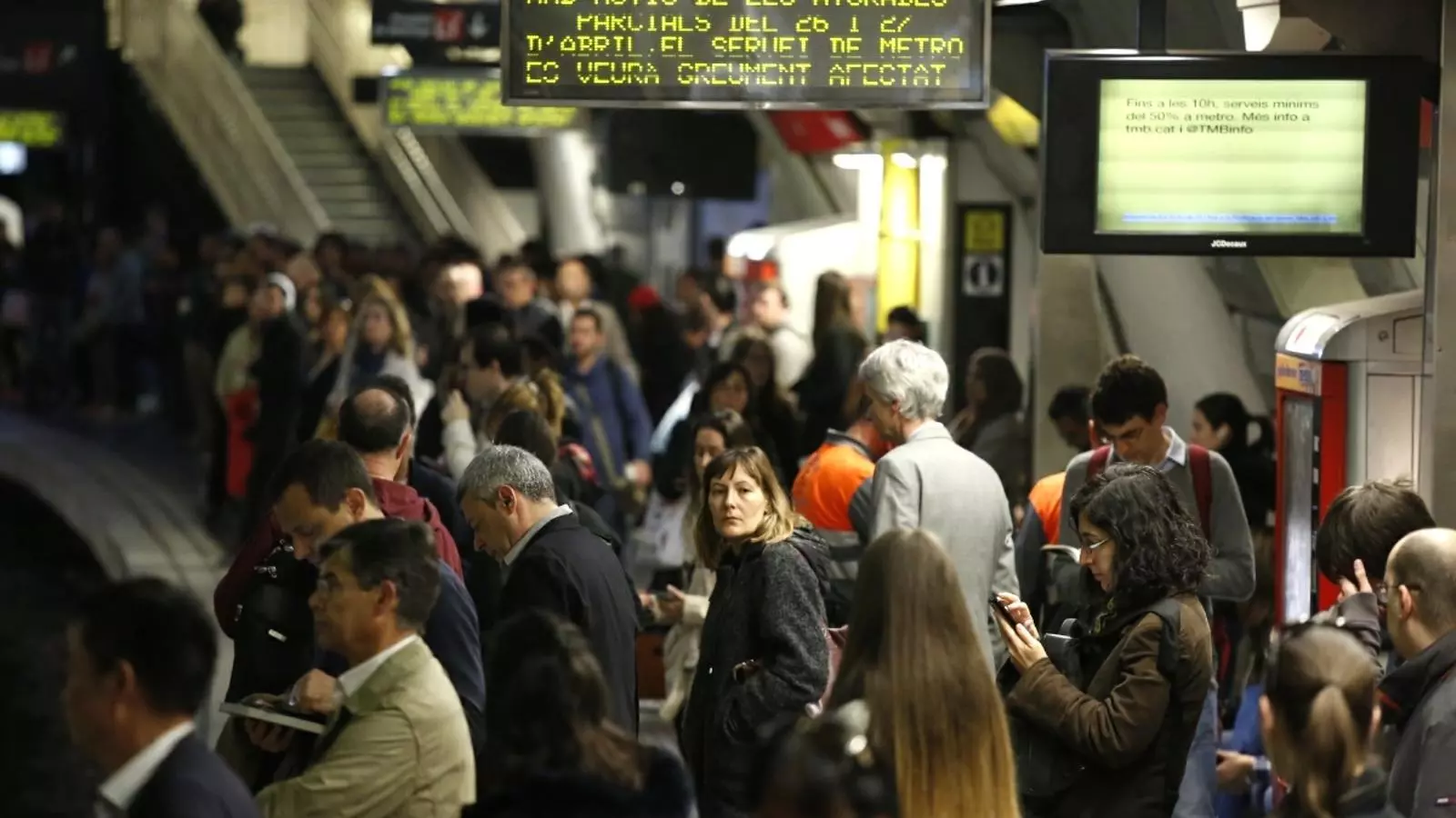 Més gent esperant a les andanes en la nova jornada de vaga del metro