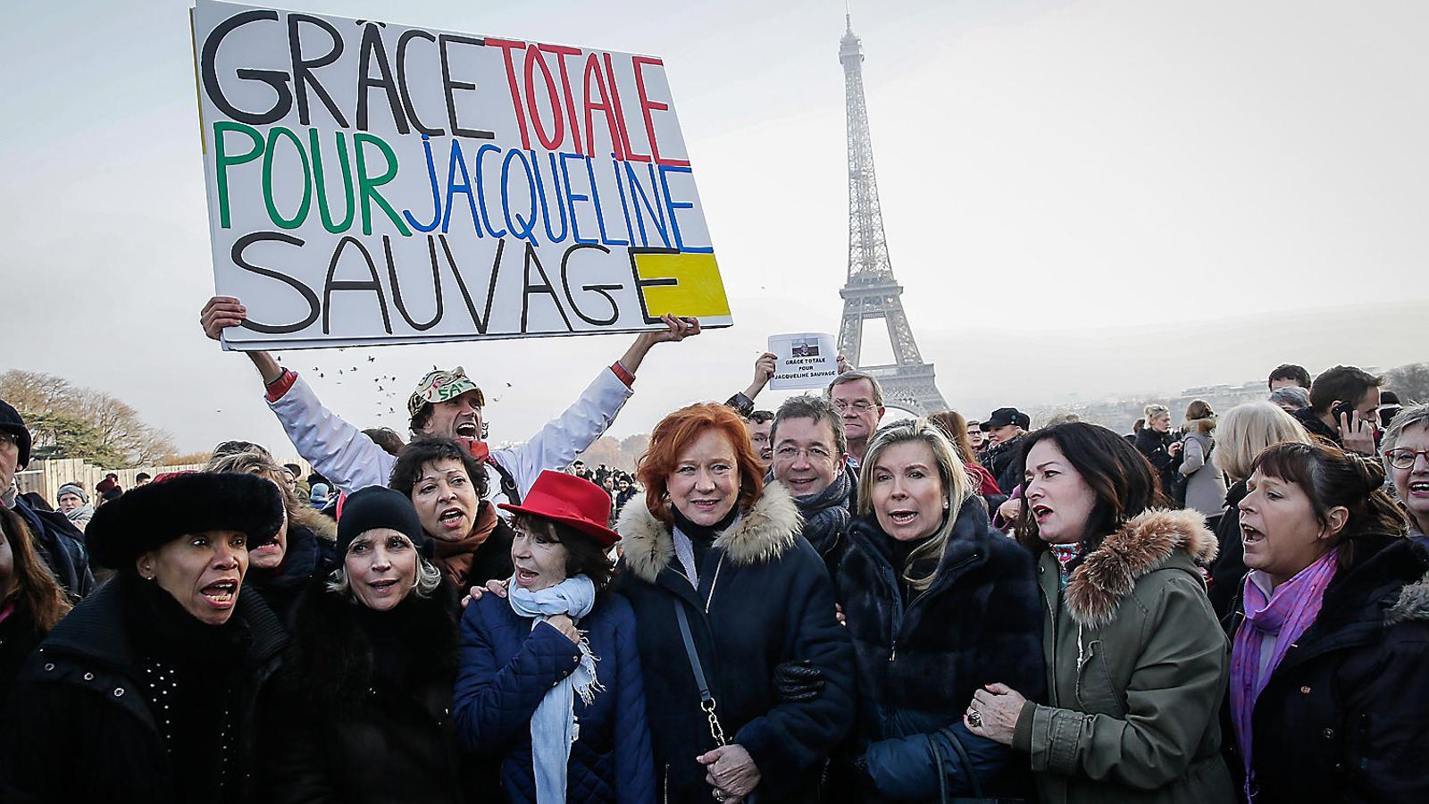 Manifestació a París (França) l’any 2016 per reclamar l’indult per a Jacqueline Sauvage, condemnada per la mort del seu marit maltractador.