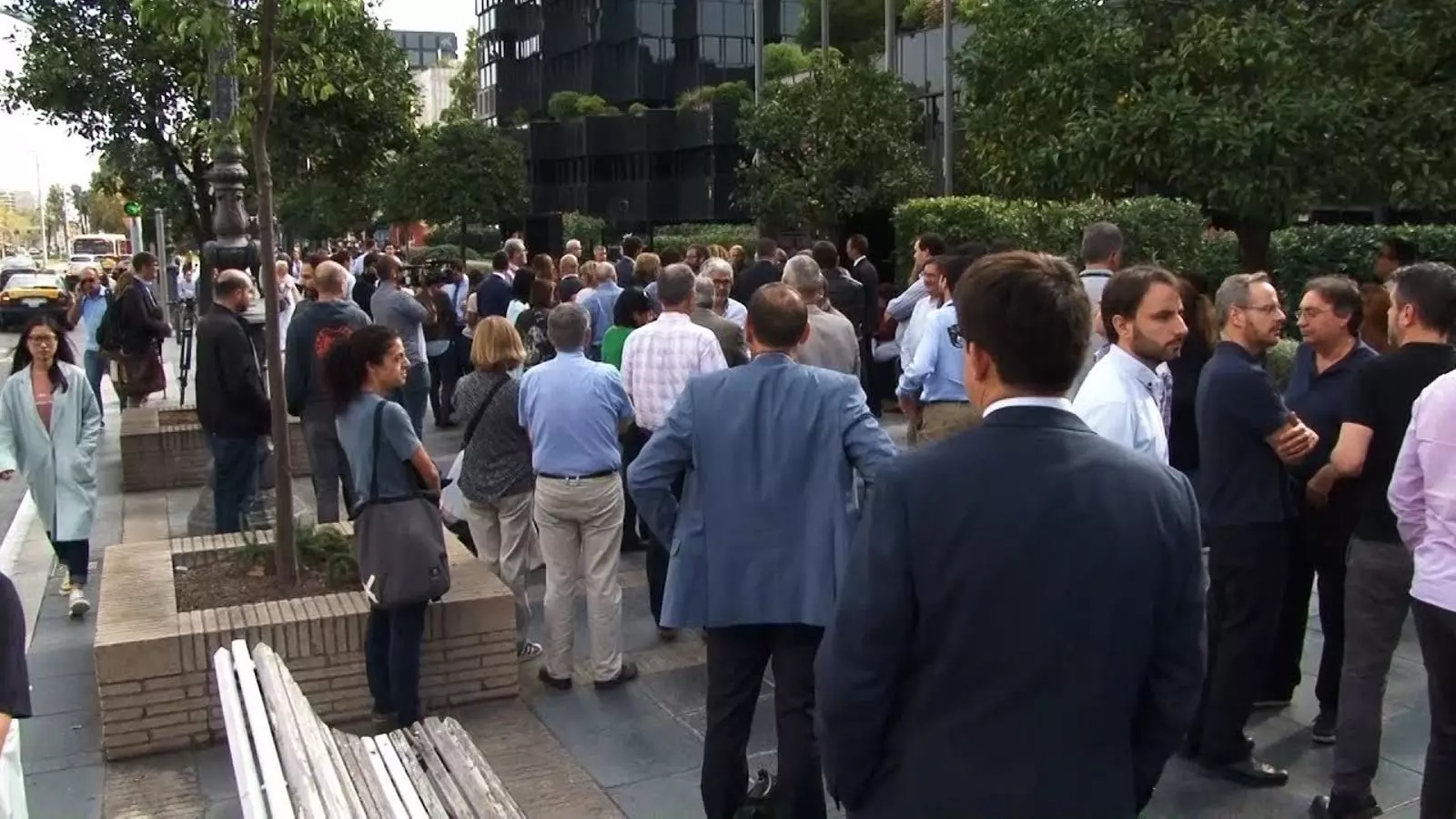 Treballadors de les oficines centrals de CaixaBank se sumen a les concentracions per reclamar l'alliberament dels líders de l'ANC i Òmnium