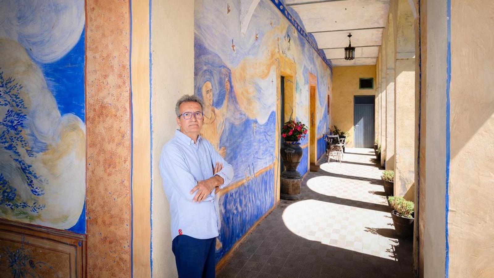 El pintor Ignasi Esteve en Can Gustà, casa histórica que el paisajista gerundense ha convertido en su taller