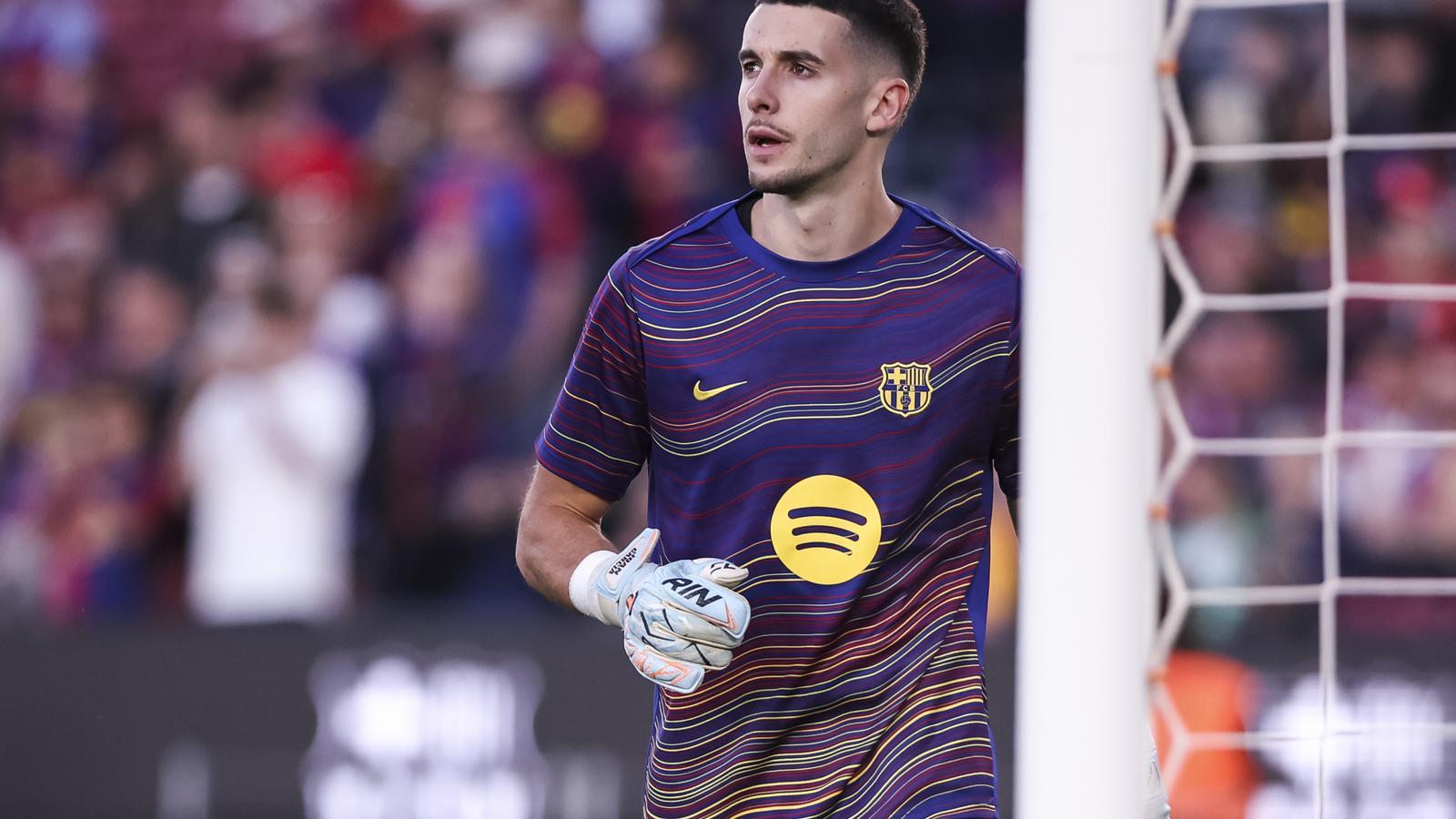 Joan Garcia before the Barça-Betis match at the Camp Nou, in the last match of the season