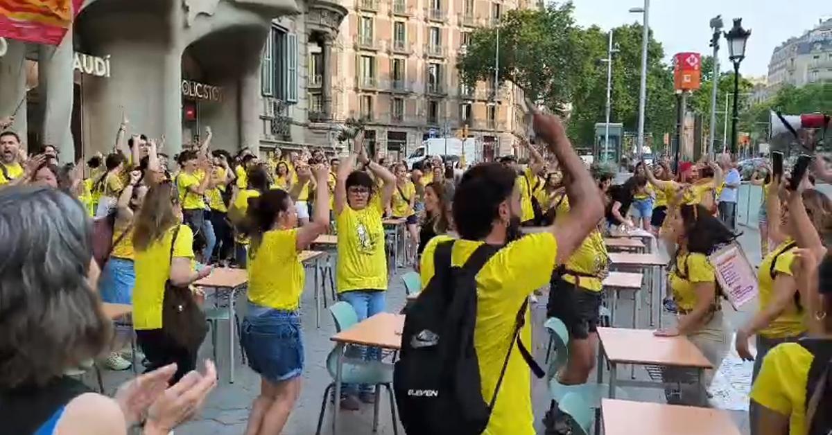 En el segon dia de consulta als docents, les protestes continuen. Aquest matí de dimarts, sindicats com la CGT s'han mobilitzat pels carrers de Barcelona: amb pancar...