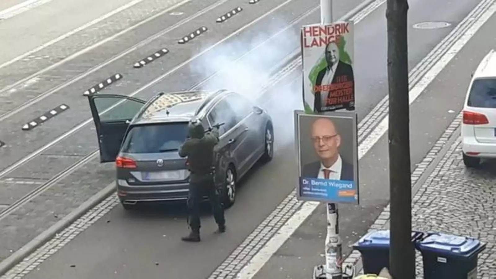 Instant en què el terrorista manté un tiroteig amb la policia.