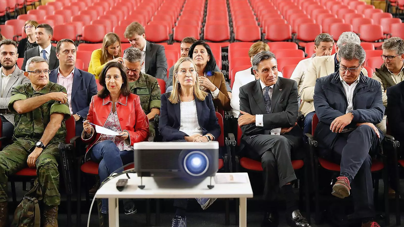 01. Torra i Puigdemont en roda de premsa. 02. A la dreta, la presidenta del Congrés, Ana Pastor.