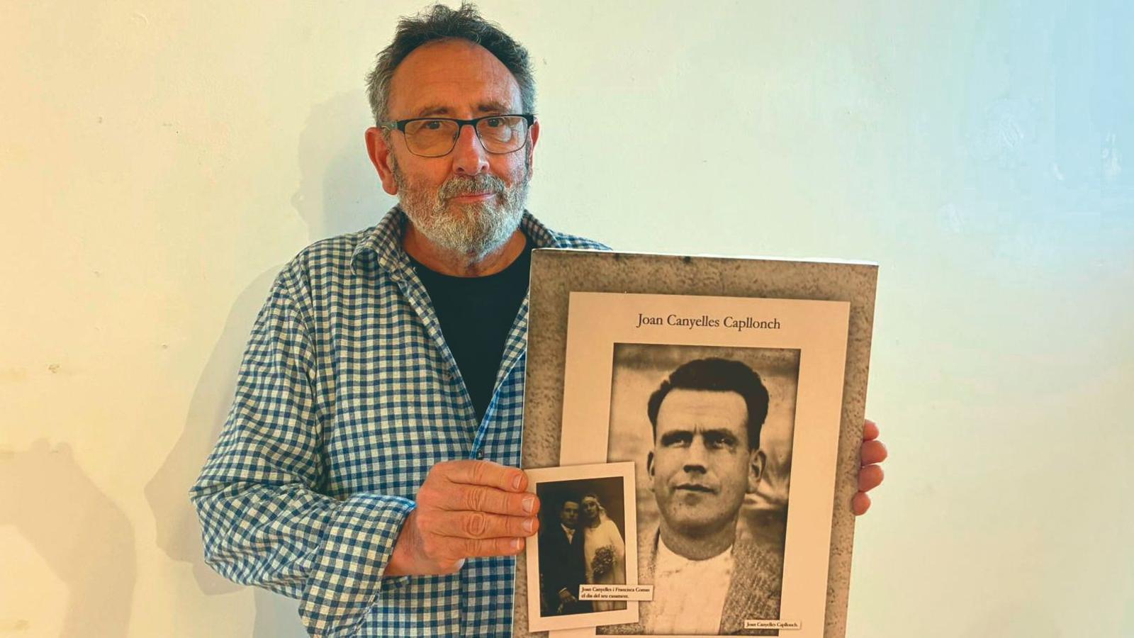 Guillem Mir con la foto de su padrino represaliado, Joan Canyelles Capllonch, de Can Manent.