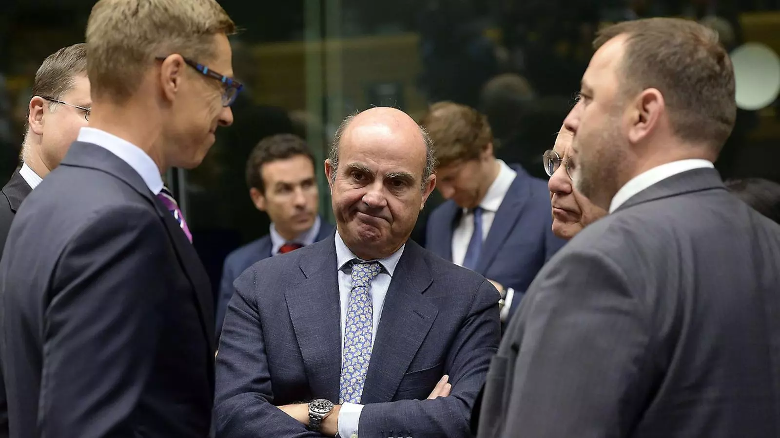 El ministre d'Economia, Luis de Guindos , entre els seus homòlegs europeus, en una imatge d'arxiu.