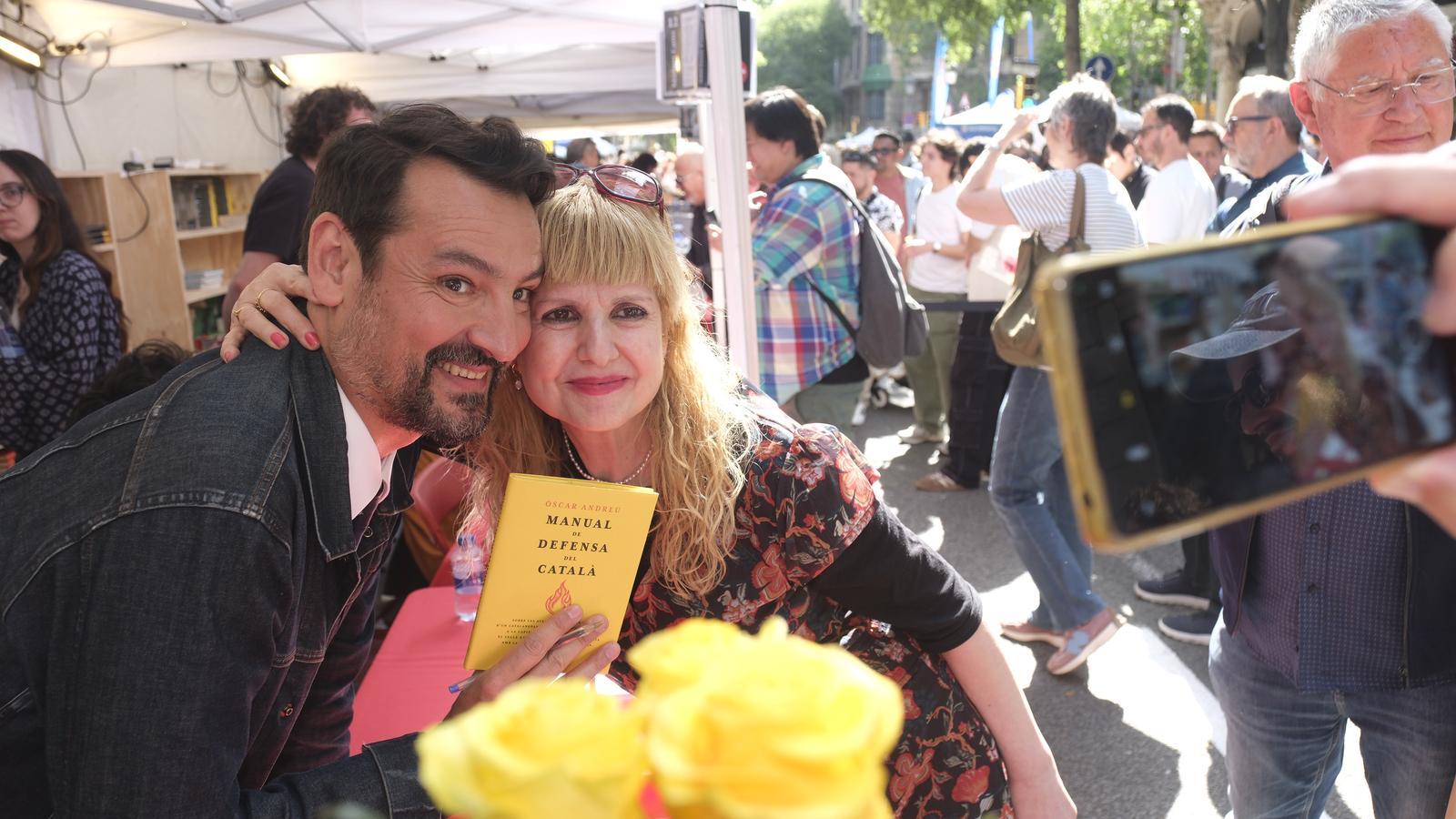 Oscar Andreu retratándose con una lectora