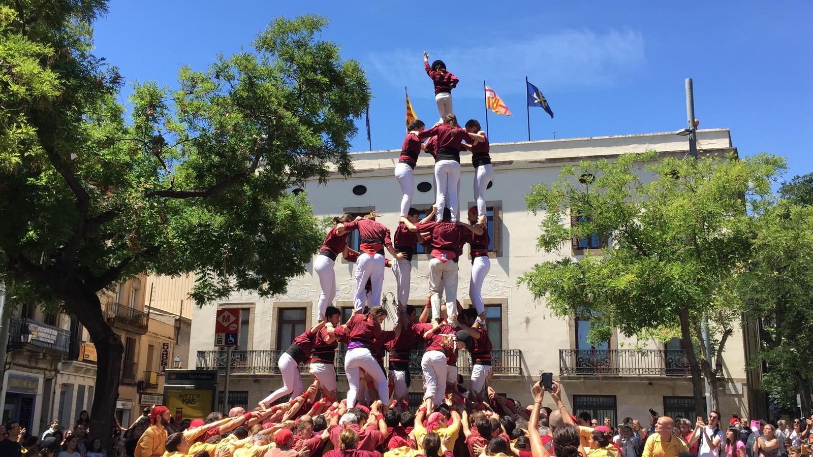 La Colla Castellera Jove de Barcelona completa per primer cop en la seva història el 7d7a